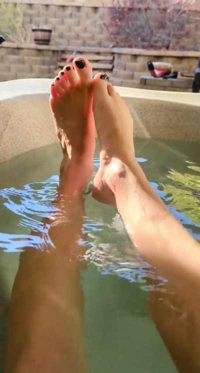 Time for a new pedicure 💦😇 What should my next color be? Maroon, Black, Navy or Grey?