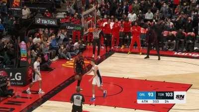 [Highlight] Gary Trent Jr. Steal leads to an OG Anunoby dunk on the fast break extend the Raptors lead to 10