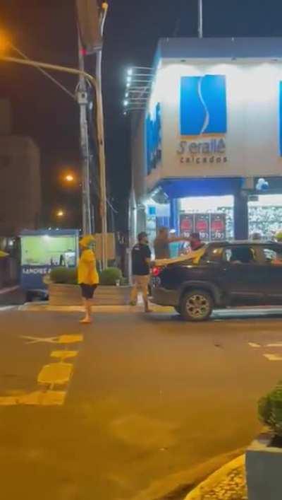 🚨GRAVE: Bolsonarista chuta carro de petista após derrota de Bolsonaro e sai mancando.