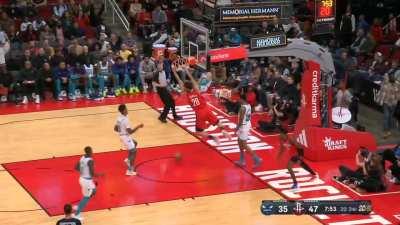 [Highlight] Dillon Brooks gets his fourth steal in just 12 minutes then Jalen Green gets it to Sengun for a powerful dunk