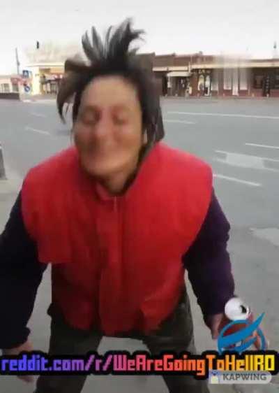 O binecunoscuta moderatoare de pe rRomania surprinsa afara fara declaratie si fara pastile luate