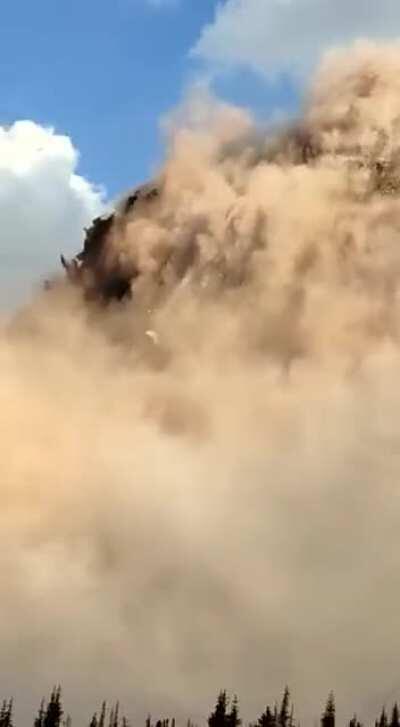 The biggest captured landslide ever. Whole mountain disappears. Kyrgyzstan Sep 2020.