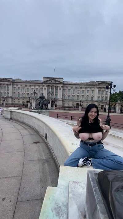 Being a slutty tourist and getting my tits out at Buckingham phallus