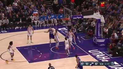 [Highlight] Lauri Markkanen sees another Euro in the lane, and gets another poster over Saric