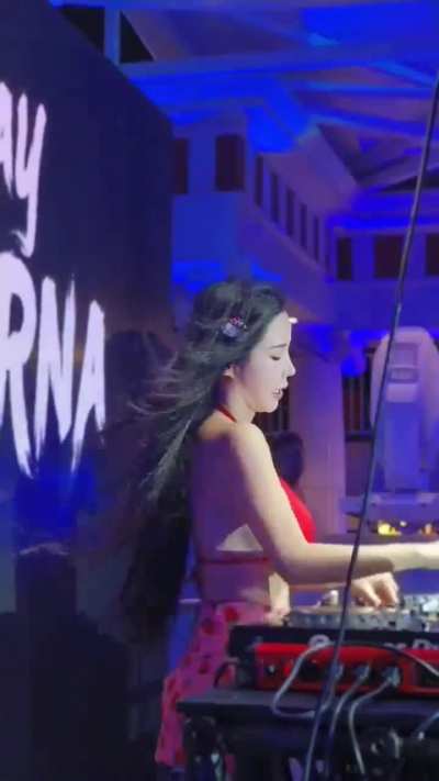 show would have been better if she'd finally take off the top