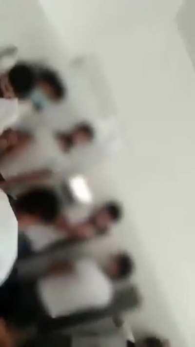 Corrientes: los alumnos de un colegio privado fueron sorprendidos haciendo peleas por dinero en el baño