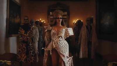 Since many users in this group have shared Beyoncé gifs these days, I also want to share with you my favorite Beyoncé gif, the gif in which for me, Beyoncé is at the height of her sensuality, I leave you below a video that I created it, let me know what y