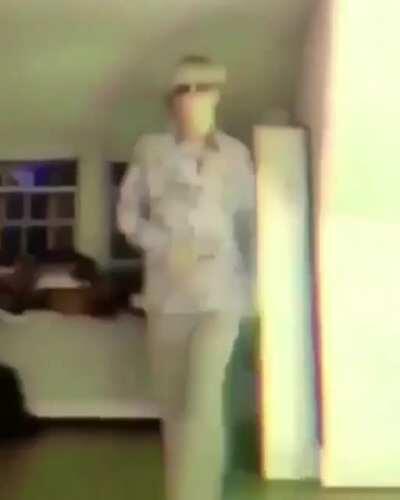 O vídeo do cara dançando?