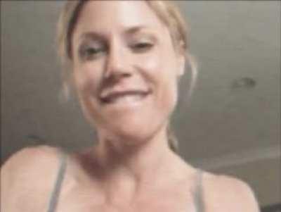 Julie Bowen is such a dommy mommy