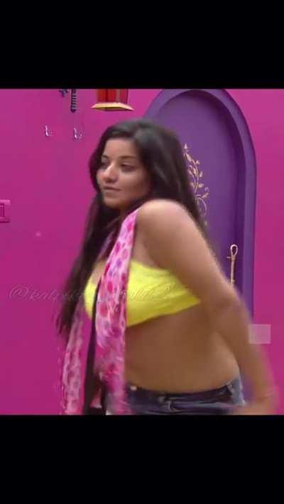 Monalisa MILFy curves, navel and armpits