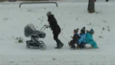 Powermutti zieht ihre 4 Kinder durch den Schnee in Karlsruhe