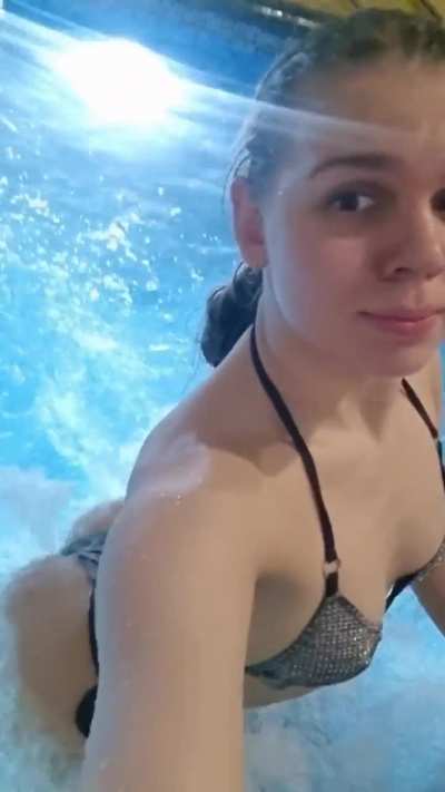 Showing off that ass in the hot tub