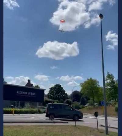 Small aircraft crashes in urban neighbourhood. Pilot steps out with minor injuries thanks to parachute. (July 15th 2022, Belgium)