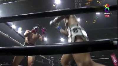 American Henry Lee #phukettopteam makes his Muay Hardcore debut (3 Rnd. Muay Thai with MMA gloves) nice KO finish