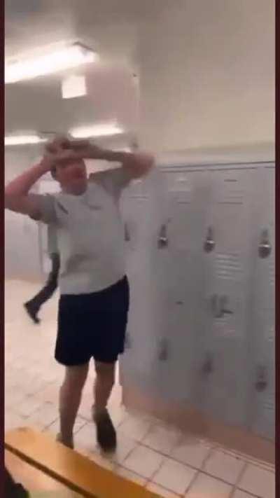 His body locked up after that punch 😂 L dancing afterwards is insane.