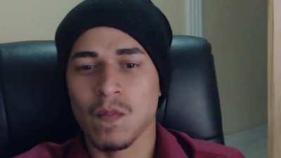 *Chapéuzinho:Onde está a vovó? Lobo: