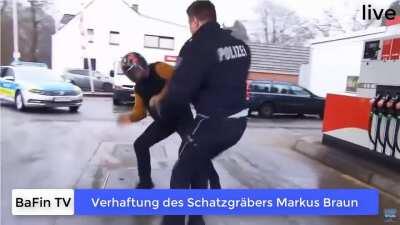 Verhaftung des Schatzgräbers Markus Braun - Echtzeit Aufnahme (BaFin TV)