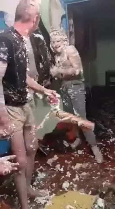 Foam fight with expanding Polyurethane foam