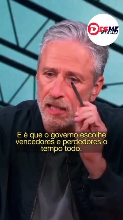 Esse vídeo já tem um tempo que circula pela internet, o detalhe é que as coisas só pioraram desde então. Basta ter visto a posse de Trump. Os donos das grandes corporações estavam todos lá, sorridentes e cada vez mais sedentos por mais dinheiro público.