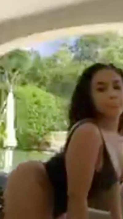 Dreamdoll Twerking in bikini [Loop Remix]