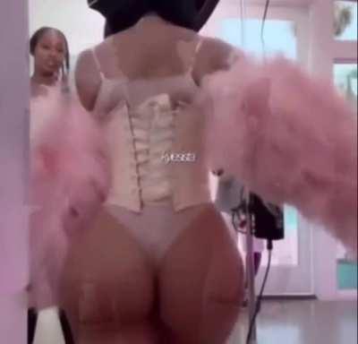 Ari Big Jiggle Walk On Repeat 😩