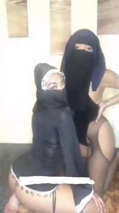 2 Muslim Niqabi Twerking Ass in Stockings! 🧕🏻🍑