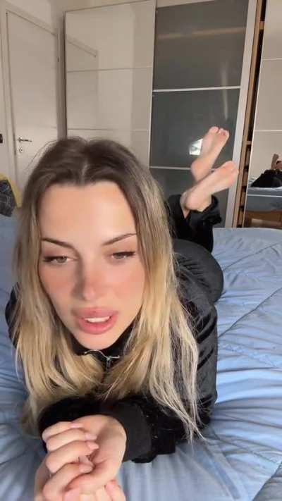 pink soles in the pose - @giorgiababy__ (2024-05-03)