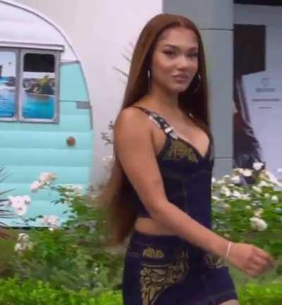 Emaza is whole package she captioned looking like a Bratz Doll idk how some people think less of her must not be from the Westcoast she signed to roc nation to people hating frfr whatever her and sisters need stay out of it they siblings they will get ove