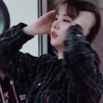 The way that she tied her hair. ❤