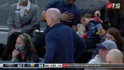 [Highlight] Rick Carlisle isn't pleased with the offensive foul called on Duarte and shows it with a double thumbs-down!