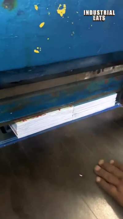 Fábrica de fazer livros na índia🇮🇳, por @industrial eats