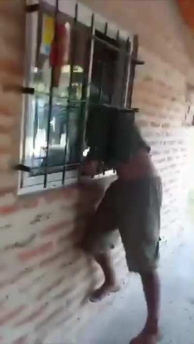 Corrientes: Entró a robar a un almacén, durante la huida quedó atrapado en la reja y la dueña lo increpó