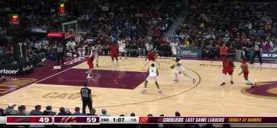 [Highlight] Donovan Mitchell with a FEROCIOUS LAYUP in traffic