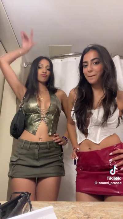 💚💚 or 🤍❤️?