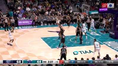 [Highlight] LaMelo no-look assist to Jalen McDaniels for the open 3