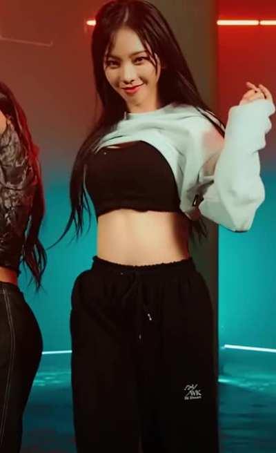 Aespa - Karina being bouncy