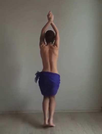 Belly Dancer Kiril Razvlecaetsya