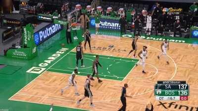 [Highlight] Jaylen Brown puts the Celtics up 2 with a big three vs the spurs with 16.7 left in OT