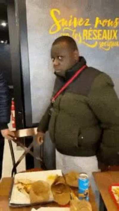 Redguards when the Mer they’ve been married to for 15yrs hails the waiter with her left hand