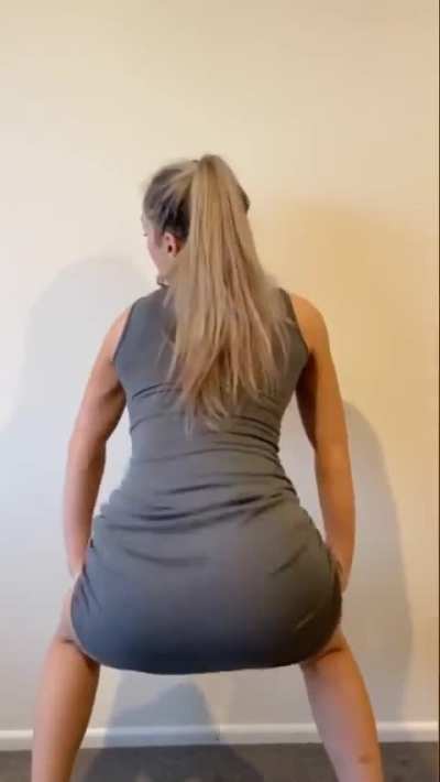 Twerk Queen Nmolly Knows How To Shake Her Ass