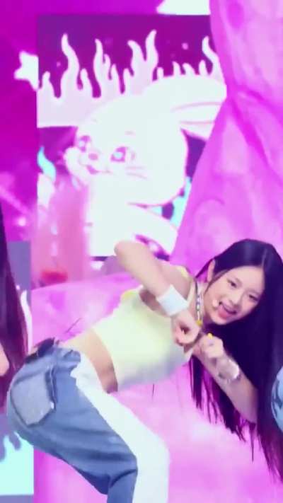 Hanni and her hair flip