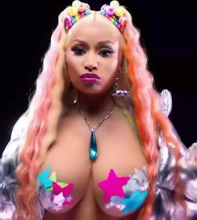 Nicki minaj bouncing her juicy tits