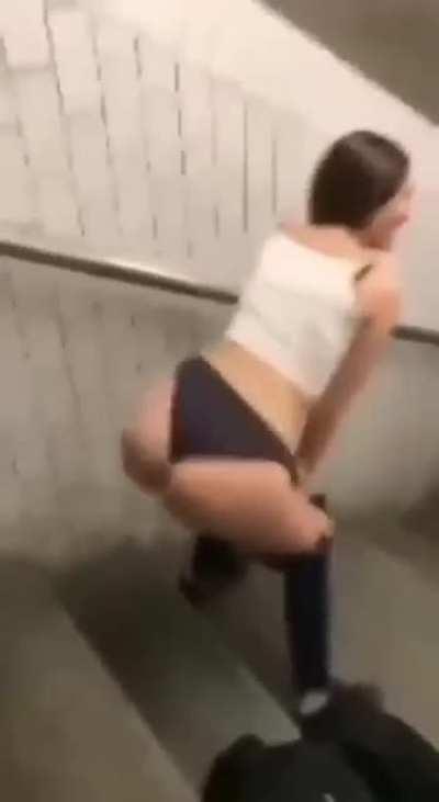 Twerk bby😳 heb nog twerk filmpje van nederlandse meid, 35 upvotes komt ie online!!