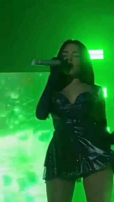 Completely mesmerized by her lil dance here