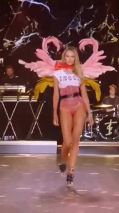 Candice walking in the 2018 Victoria’s Secret Fashion Show.