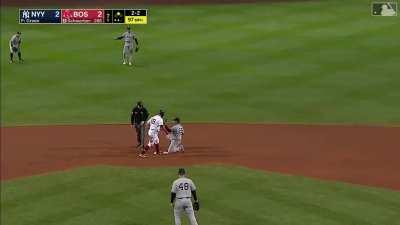 [Highlight] Yankees drop two popups during a single AB (one in foul territory) to give up the go-ahead run in the 7th