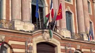 French police arrest people attempting to hang the Palestinian flag on the Capitol (City Hall) amid jeers from the crowd, who are demanding the release of the members of the Madleen Freedom Flotilla.