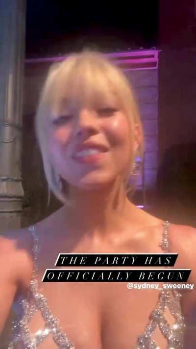 Blowing A Kiss [Oscar Party 2022]