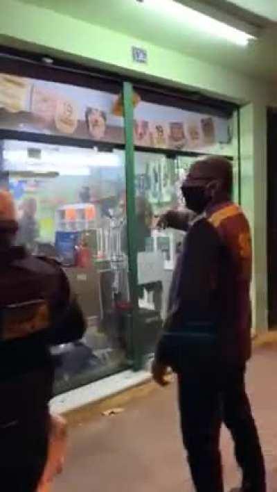 Driblando a ordem de fechamento de bares.