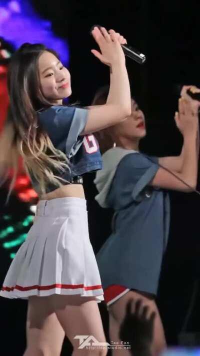 160525 - Dahyun with the moves